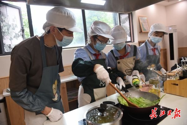 小學生在教室裡烹飪一桌菜食材還是自己種的