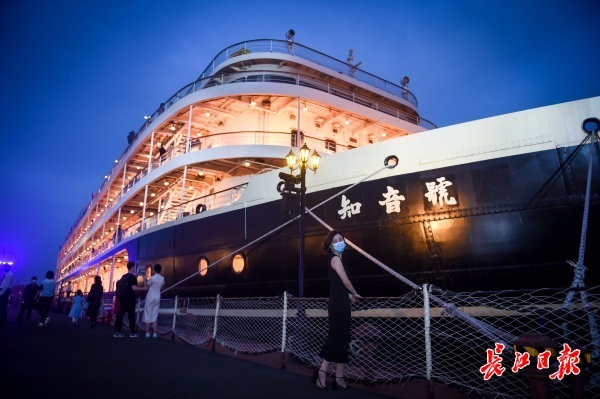 知音号首发数字纪念船票52对新人登船许下爱的誓言