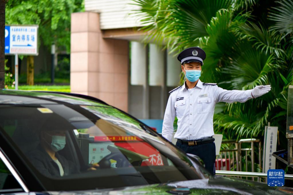 小区保安居民熟悉的陌生人