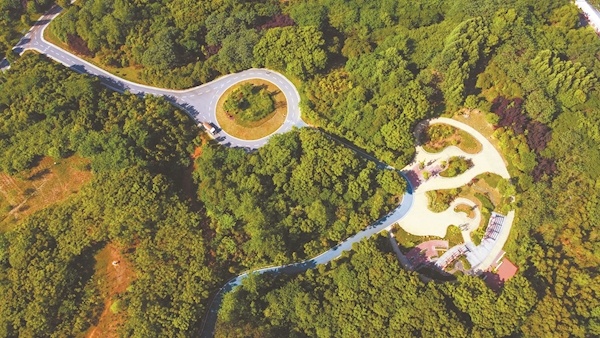 昨日,在航拍镜头下,位于武汉市东湖高新区的黄龙山,可见一圈绿道绕