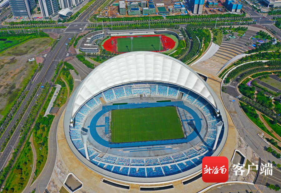 组图直击海口五源河体育场备战中超联赛