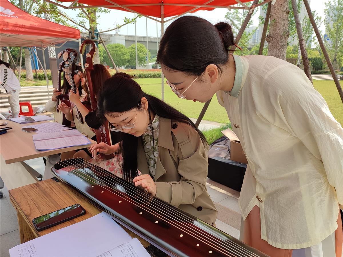 游园会上大学生体验传统文化魅力