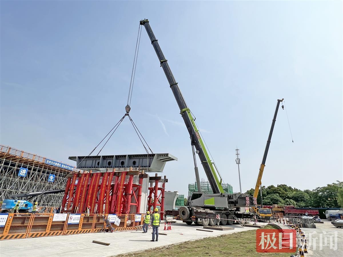 额头湾立交改造工程完成首节钢箱梁吊装