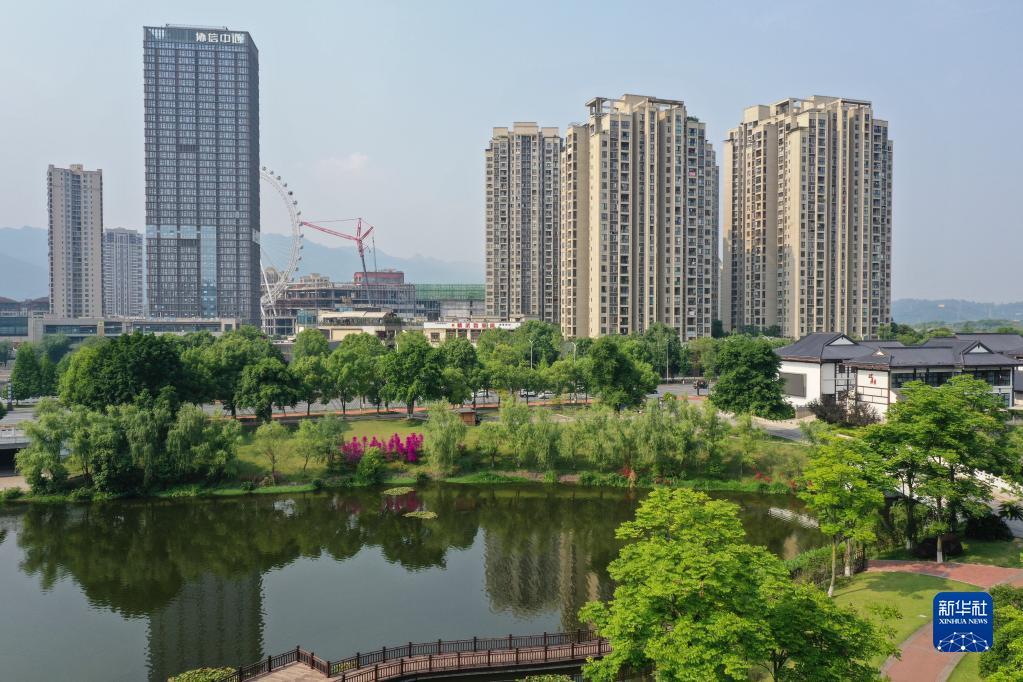 新華社記者 王全超 攝5月6日,居民在重慶永川神女湖生態文化公園跑步