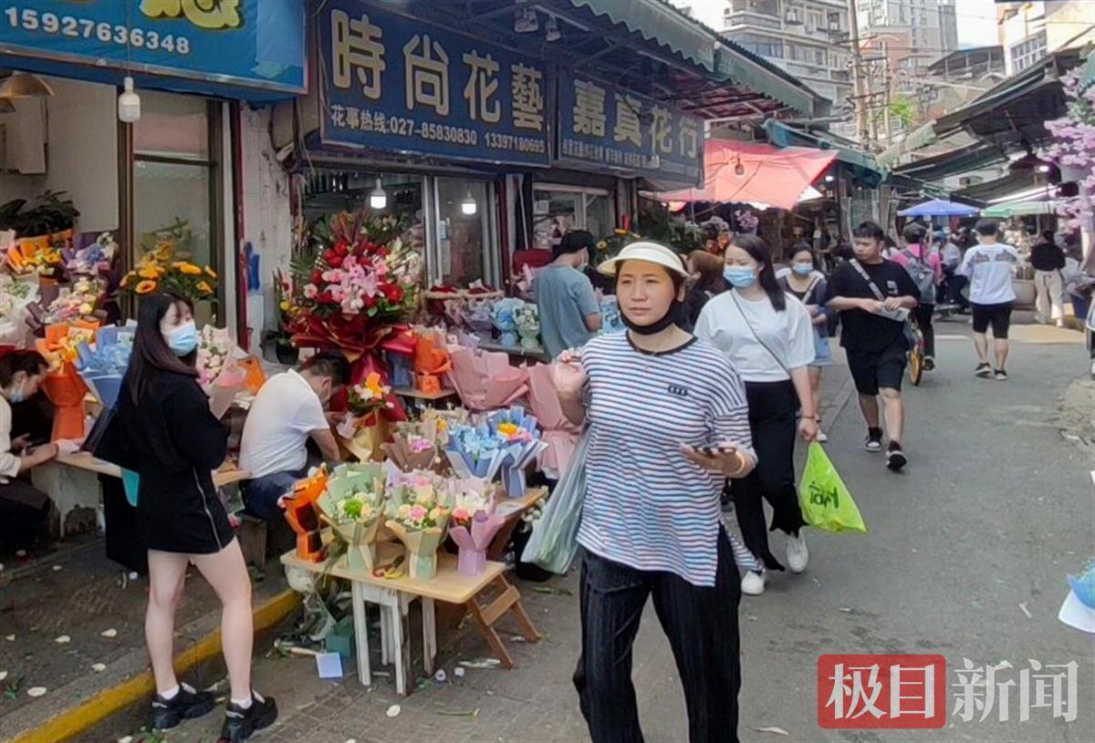 在漢口循禮門一家花店內,各色鮮花擺滿店鋪,工作人員正忙著修剪枝葉