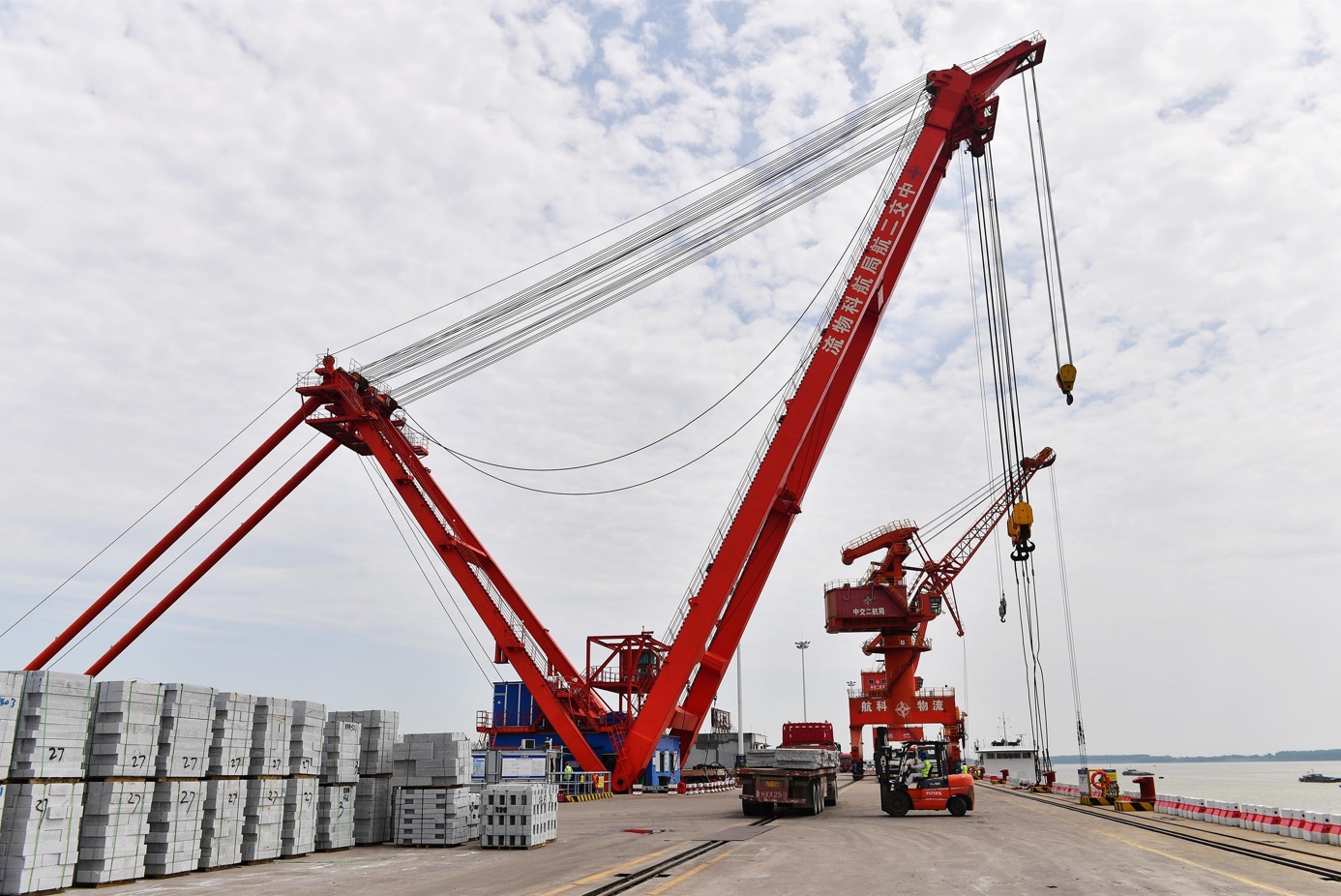 中交二航局阳逻港码头建有350吨桅杆式起重机.