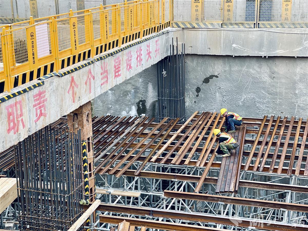 武汉地铁12号线江北段最快工地假期不停工