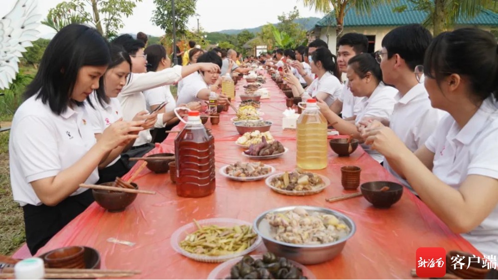 遊客與村民圍坐在一起,黎家兒女拿出三色飯,撈葉炒山螺,芭蕉心燉排骨