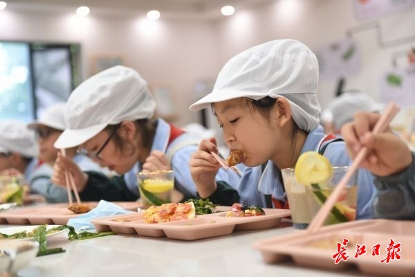 小學生在教室裡烹飪一桌菜食材還是自己種的