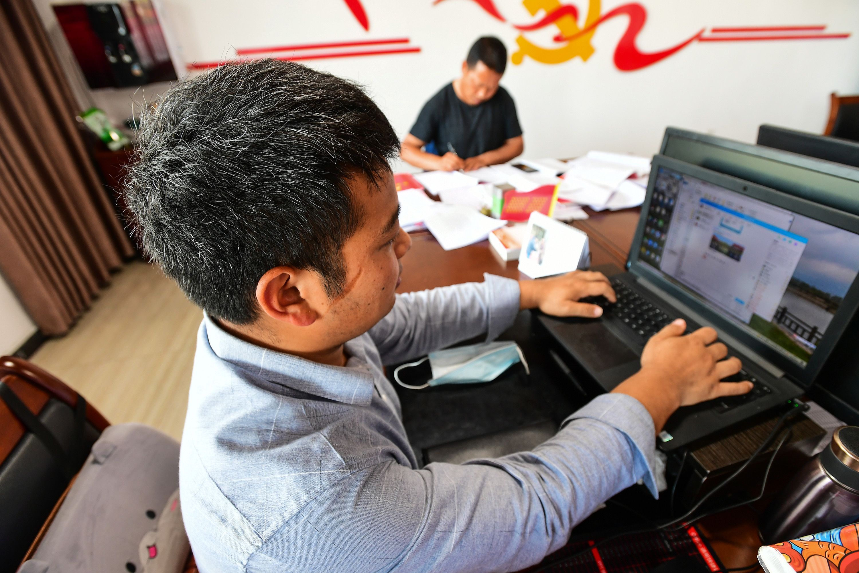 湖北青年五四奖章获得者骆群曙一位满头花白的90后驻村书记