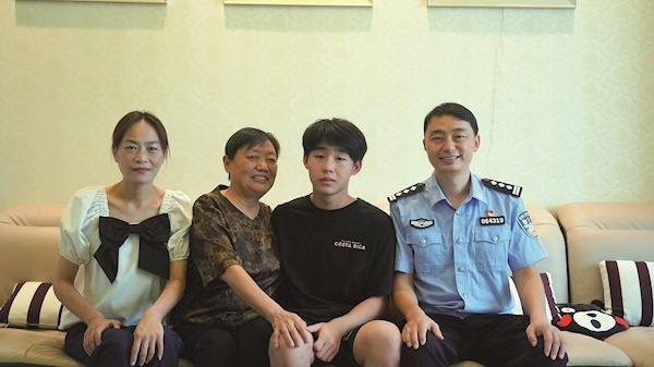 媳婦睡飄窗照顧婆婆一個月民警謝軍利家庭榮獲全國最美家庭