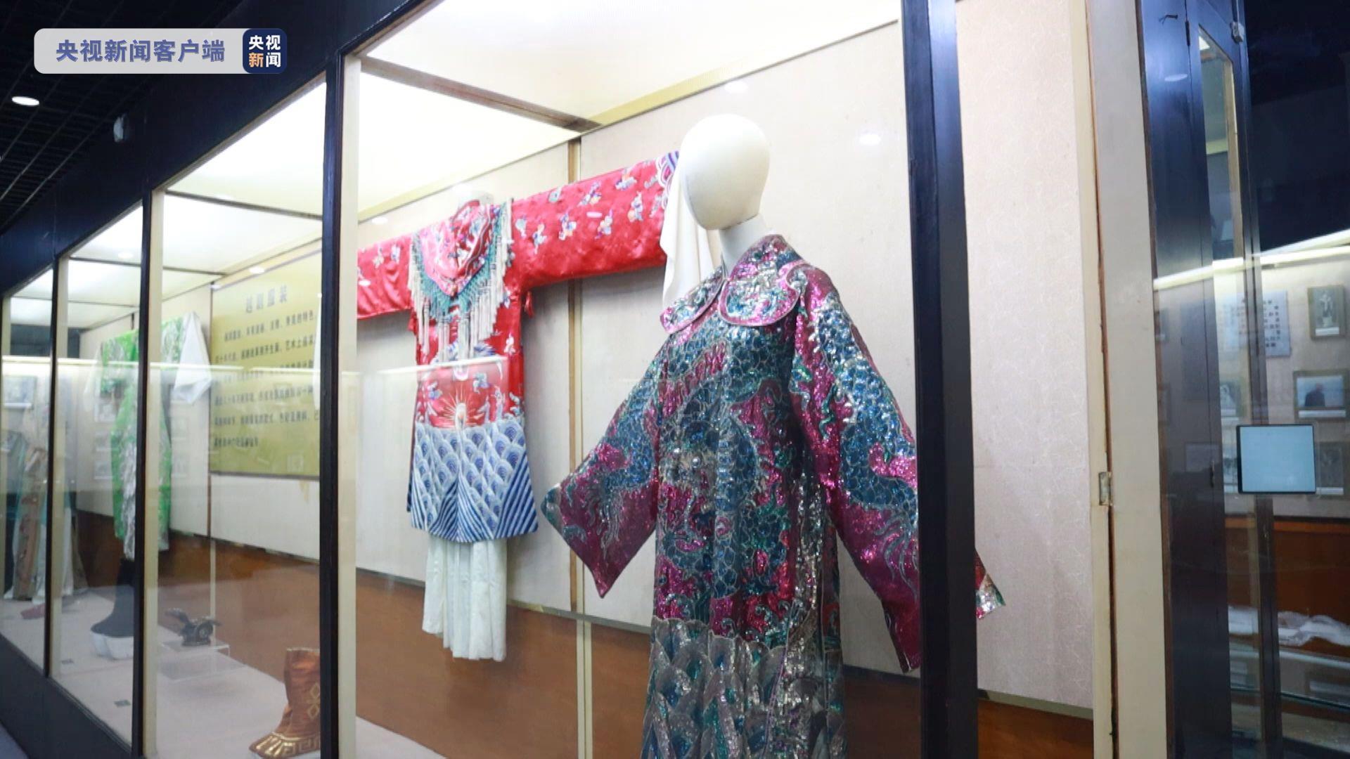 浙江嵊州走进越剧博物馆探寻镇馆之宝深玫瑰红色蟒背后的故事