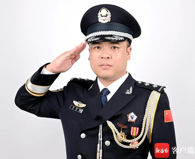 公安警察四级高级警长图片