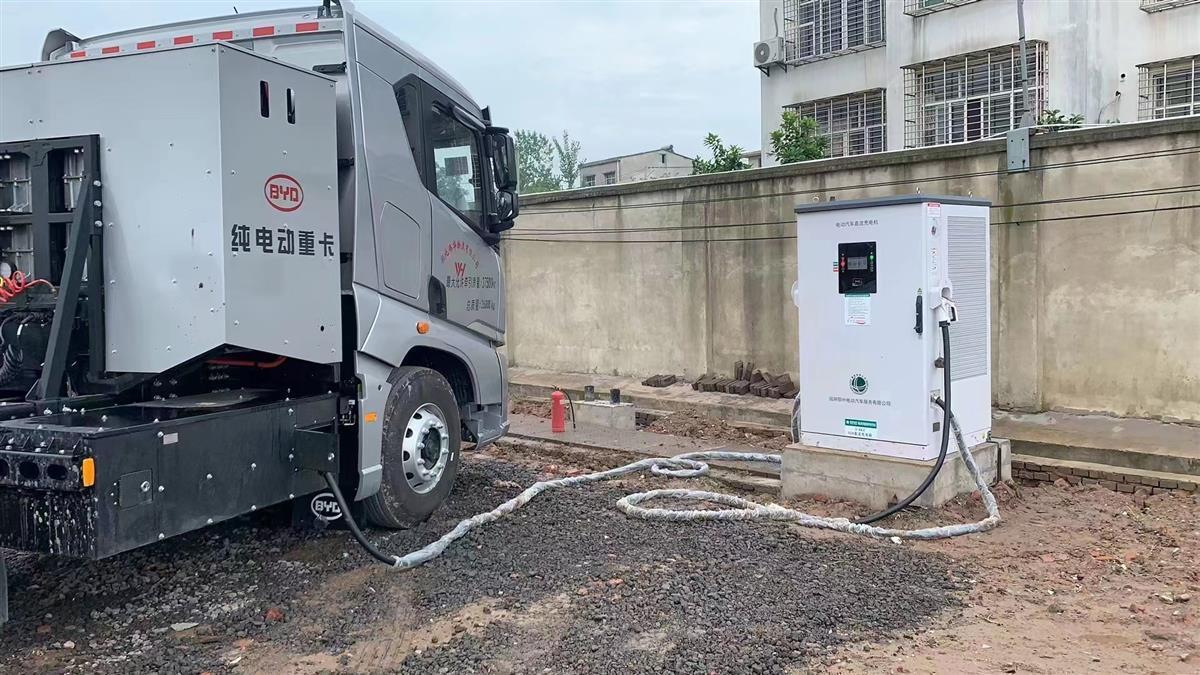 物流园建设新能源设施首批货运重卡充电站投运