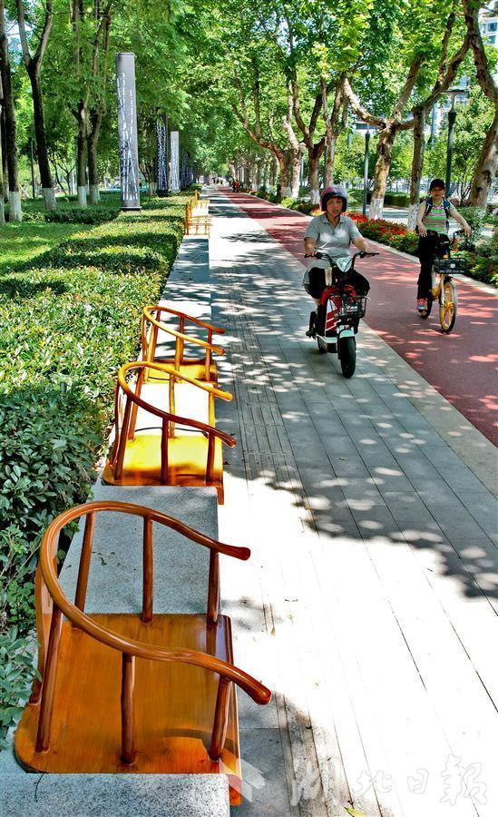 6月7日,宜昌市滨江公园毗邻沿江大道的绿道西陵一路至双亭广场段,一批