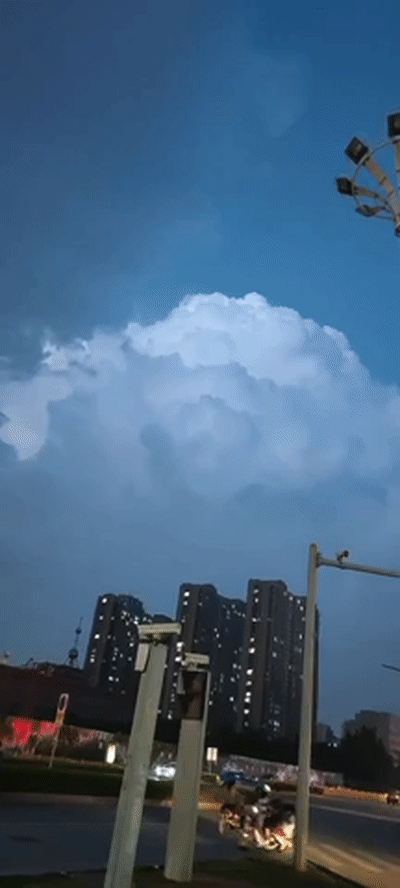 山东菏泽傍晚现雷电云砧气象台只是一般的雷暴云