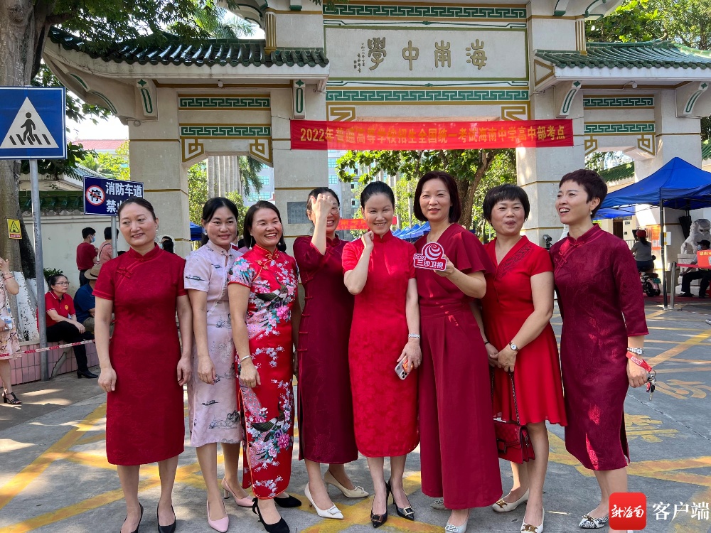 家长穿旗袍,祝孩子高考旗开得胜.记者王洪旭摄