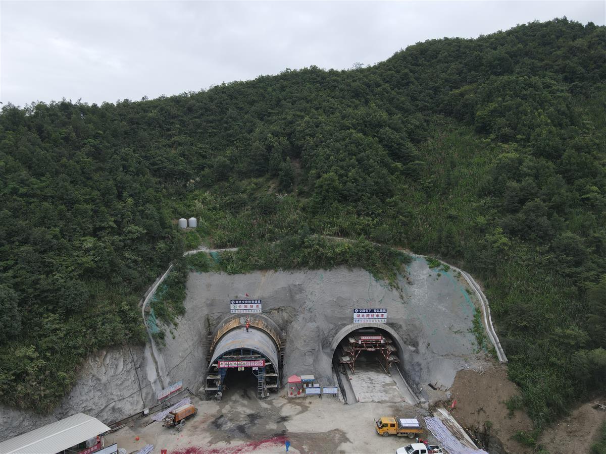 直达鄂赣边界,对接江西九江的武宁县,沿途穿越幕阜山区,有12条隧道