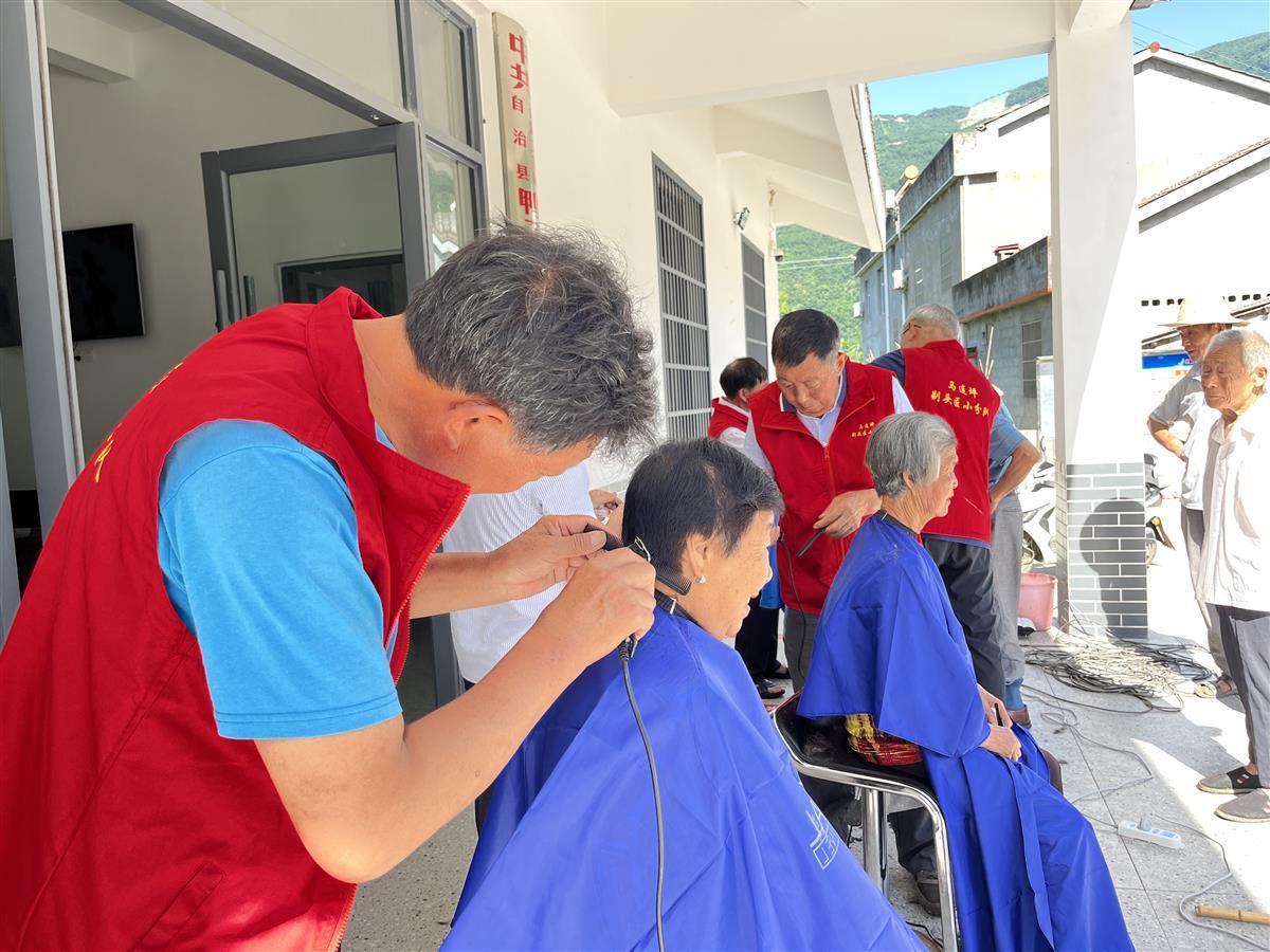 小山村有支志愿者队伍每月28日为全村老人免费理发