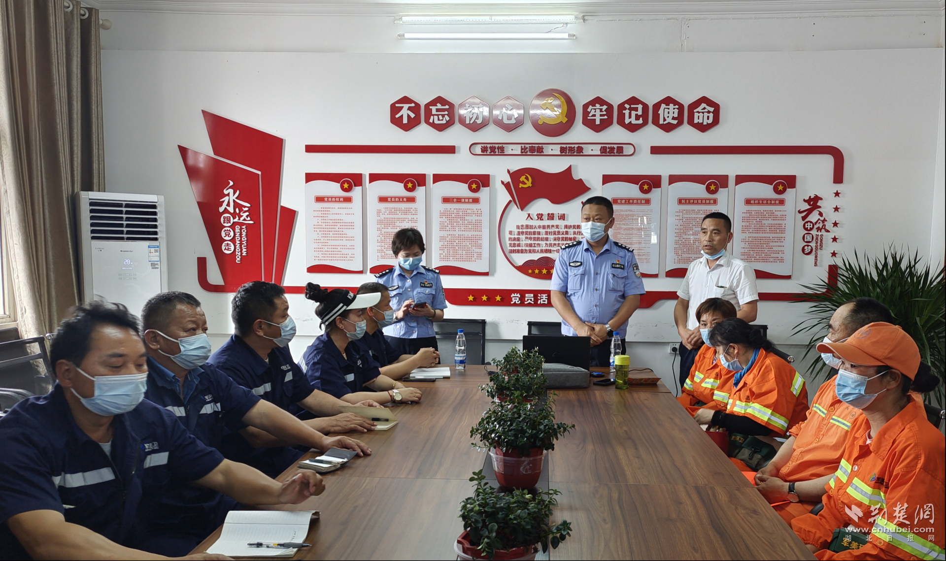 武汉军山城管开展交通安全培训 提高环卫作业安全意识