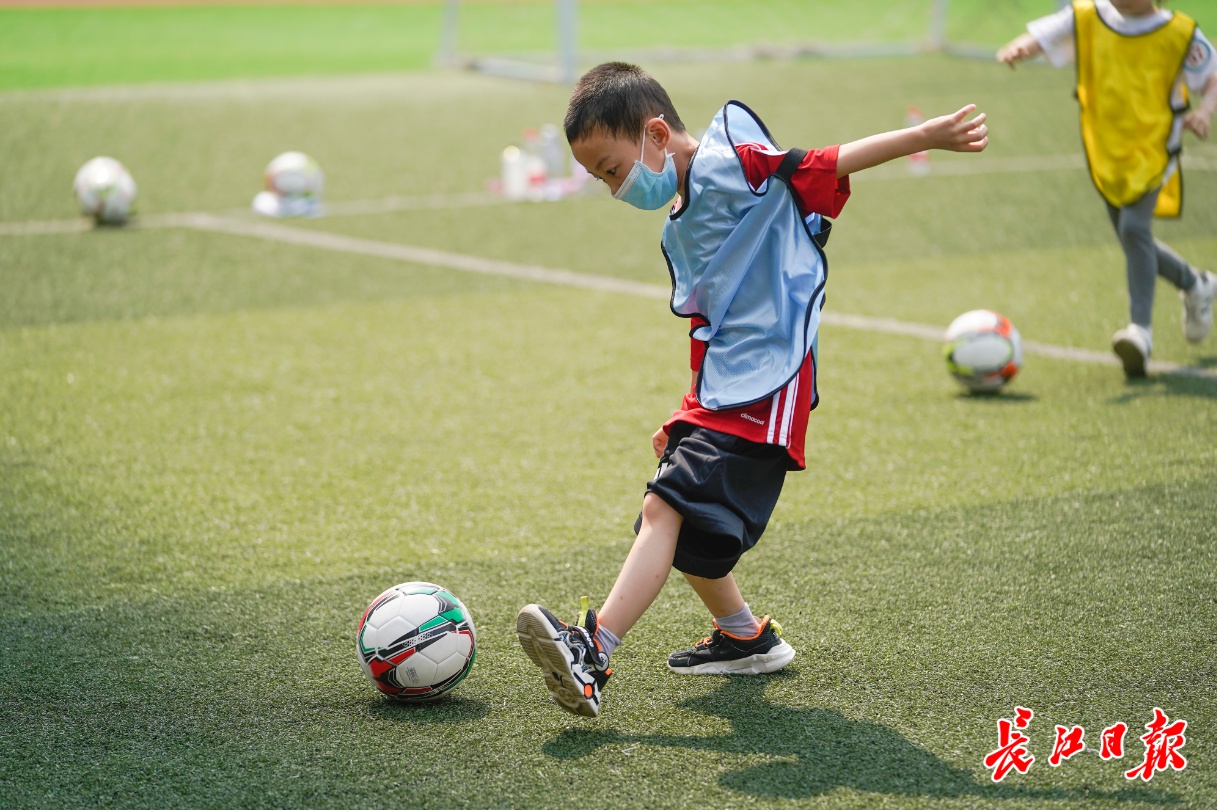 这场足球嘉年华真好玩 幼儿园的孩子想快点上小学