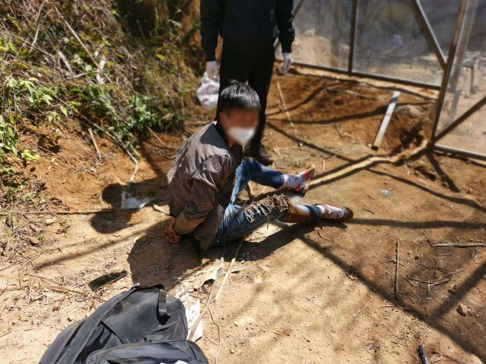 慑于严密的边境管控措施和严打高压态势,偷渡出境未果,向云南德宏边境