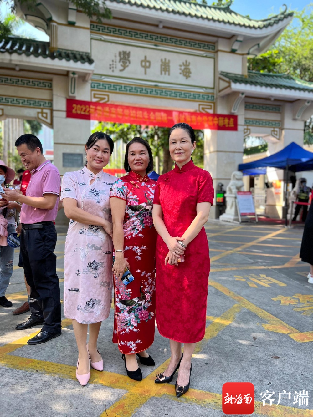 家长穿旗袍,祝孩子高考旗开得胜.