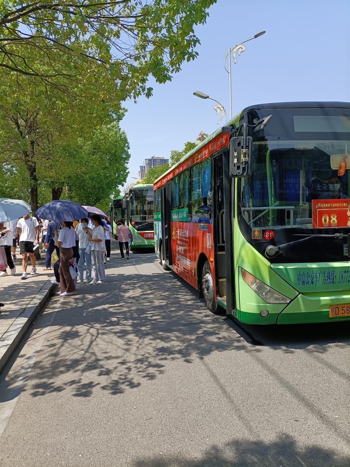 "6月7日早上,在湖北省石首市建宁高中校园内,高考考生准备乘坐爱心送