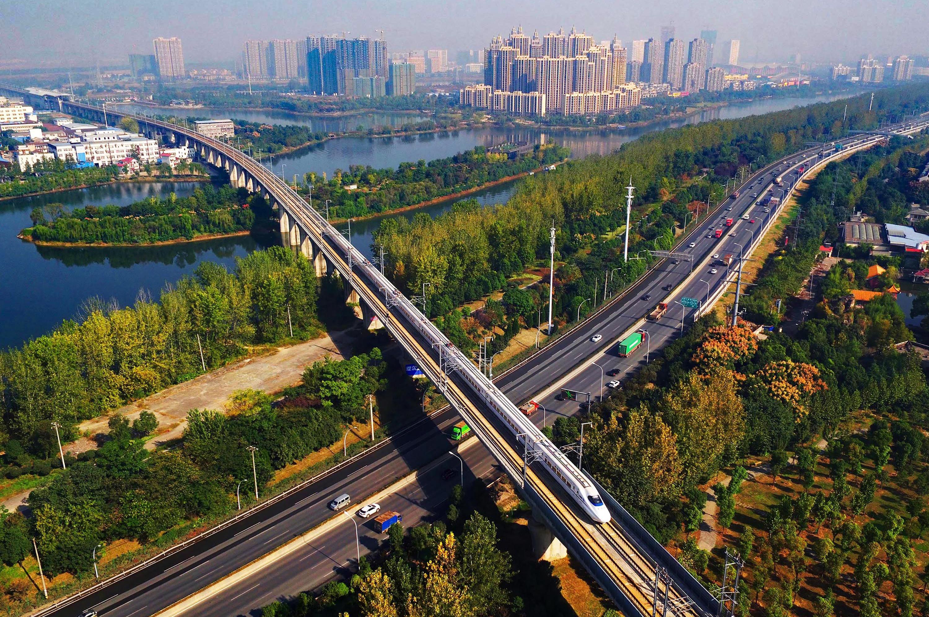 武孝城际列车从三环线上飞驰而过.