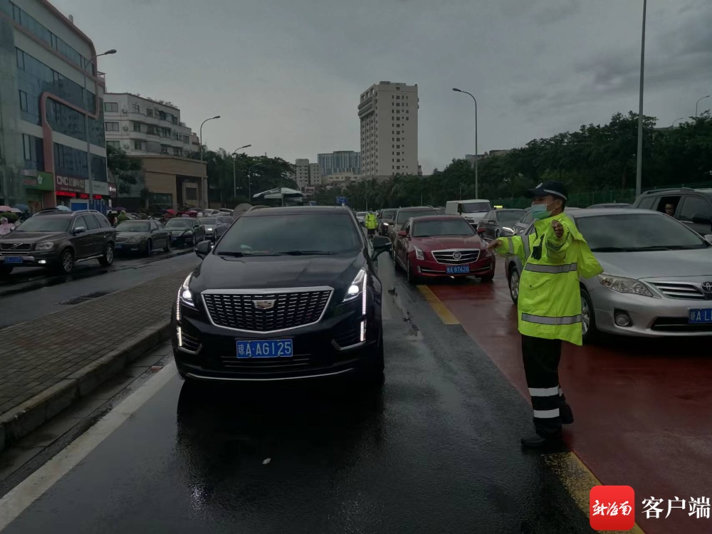 海口交警雨中堅守疏導交通護航高考