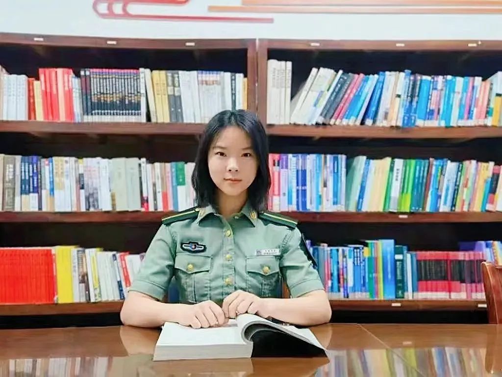 高考693分却放弃北大,那个复读考军校的女孩……有新消息了!