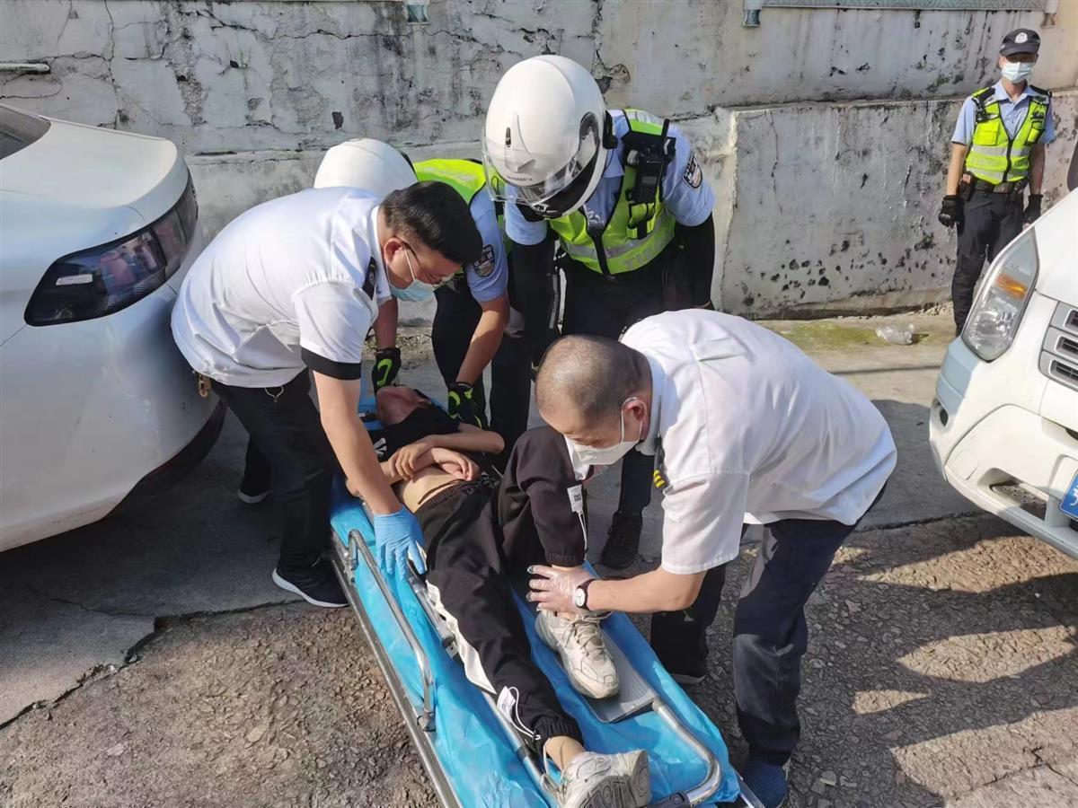 "警察同志,那边路上一名男子昏迷不醒,躺在地上一动不动,你快去看一下