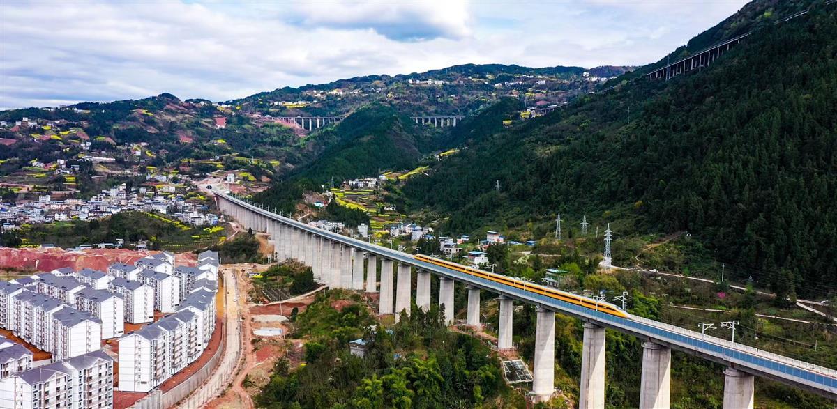 泥浆全封闭运走保护景区环境中铁五局助力郑渝高铁开通运营