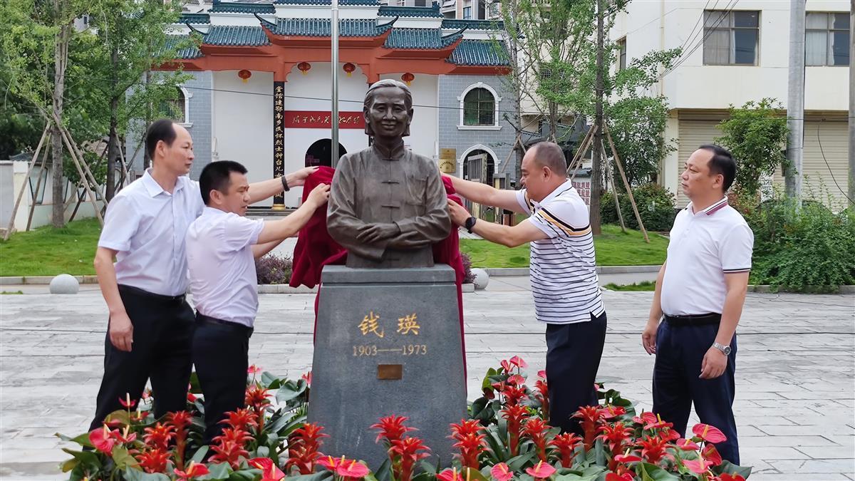 早年间,钱瑛的丈夫谭寿林在南京雨花台英勇就义,女儿在莫斯科保育院