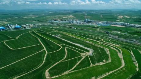 目前,全盟各类自然保护区内历史遗留的73个采矿权和77个探矿权项目已