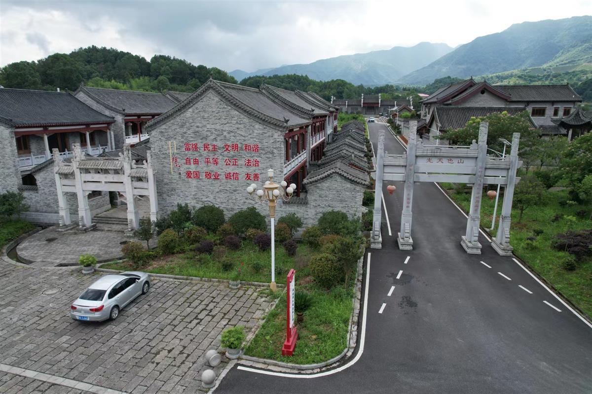 大山深处的山水园林徐泰位于湖北大冶南部山区的殷祖镇,此地是鄂东南