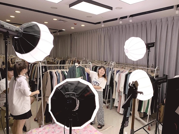 不拼颜值拼专业一天直播超12小时女子直播带货618日均营收超百万