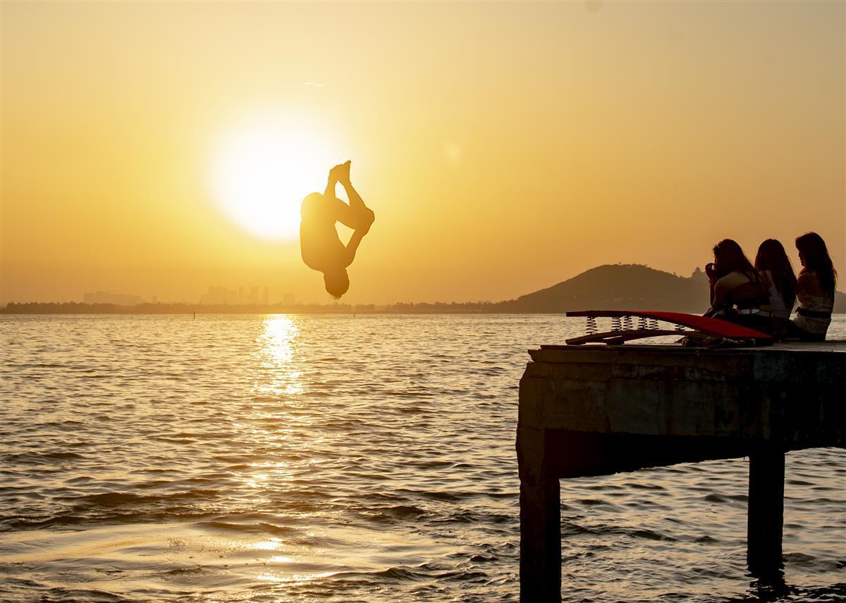 跳水爱好者的身姿与霞光相融