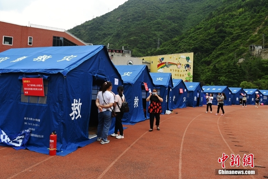 探访四川雅安芦山61级地震宝兴中学安置点
