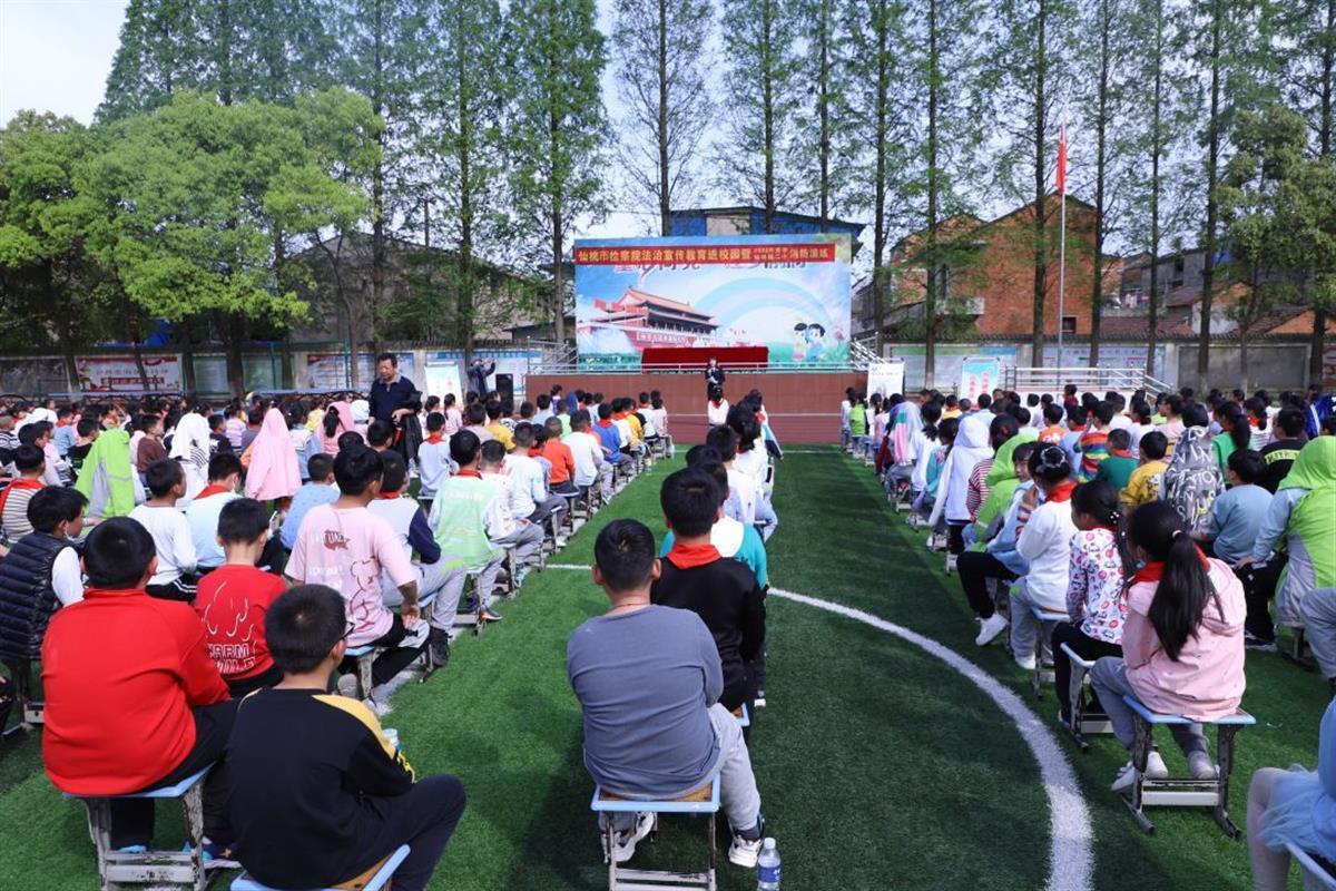 预防和减少未成年人违法犯罪,该院检察官还走进当地杨林尾镇第二小学