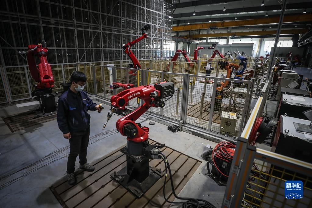 4月28日,新松機器人自動化股份有限公司的工作人員在生產車間內調試