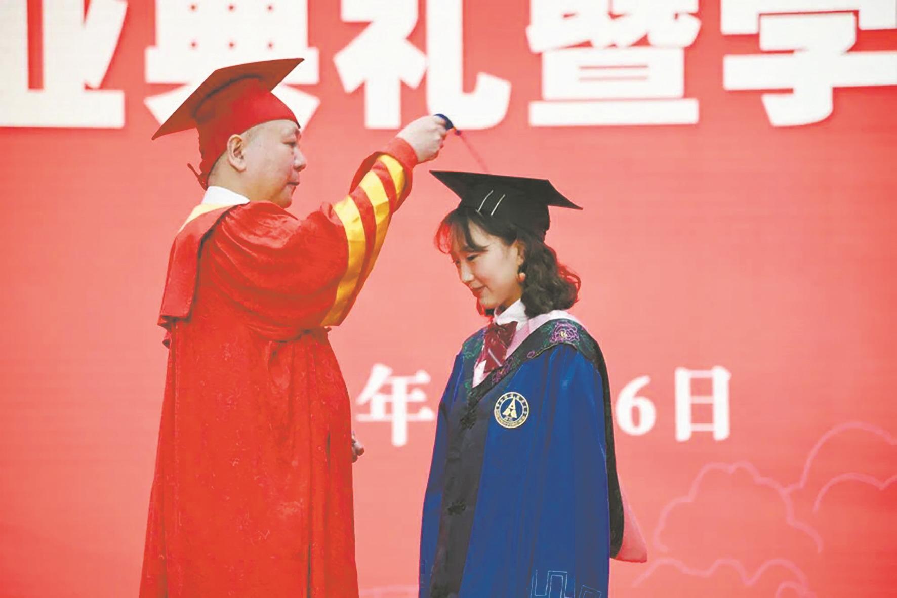 中南大校长连续九年给每个毕业生拨穗