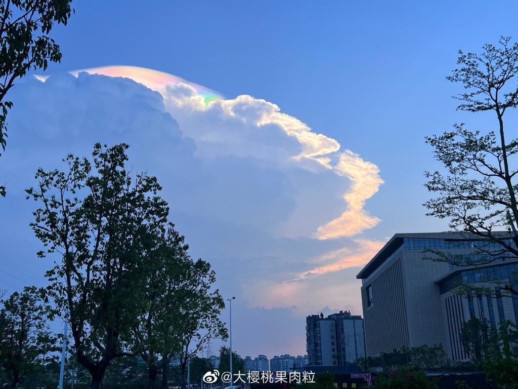 美福州上空出现七彩祥云