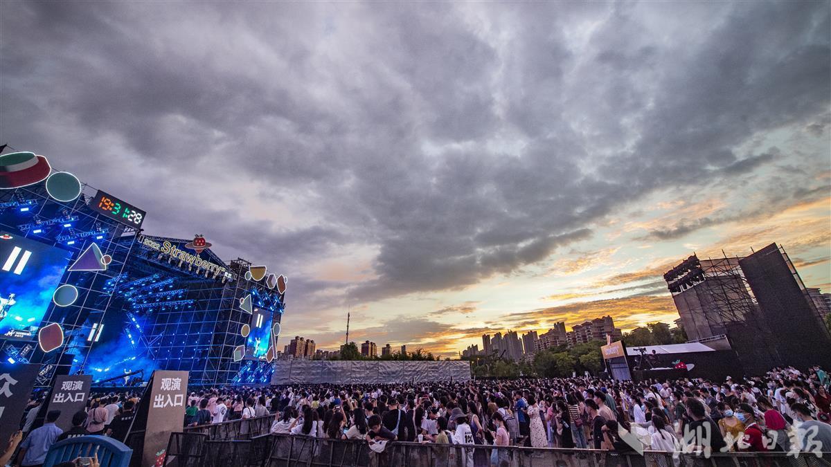 7月23日下午,2022武汉草莓音乐节在武汉园博园拉开帷幕,吸引不少市民
