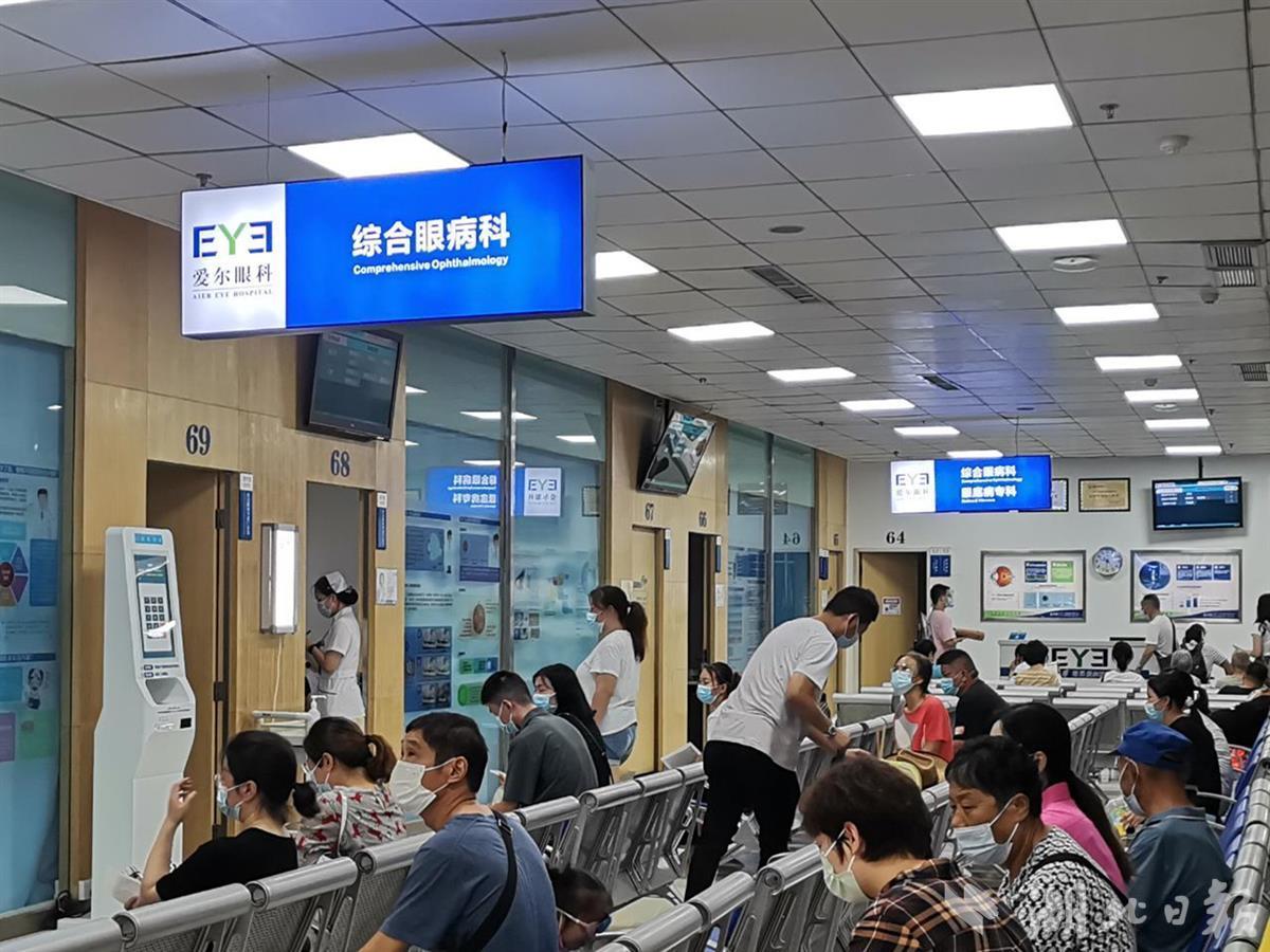 婆婆仅靠电扇降暑眼睛受热成眼底出血