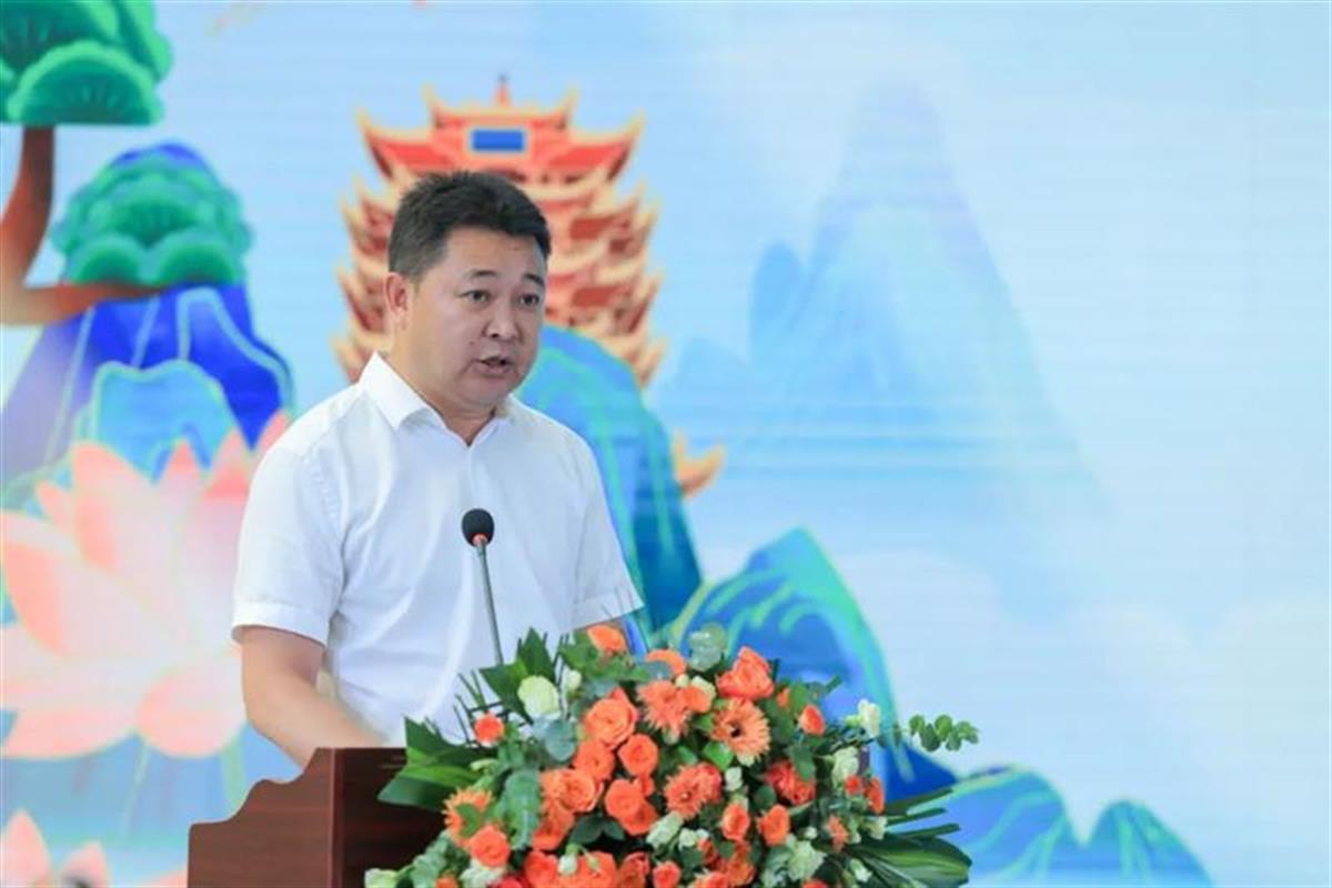 来凤县委副书记,县长张作明致辞"我们在美丽的江城武汉,举办首届恩施