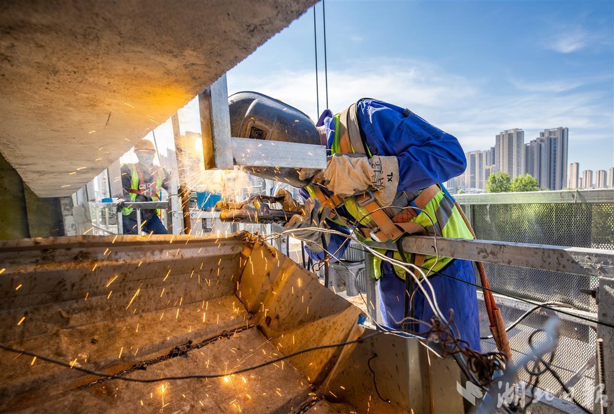鏖战高温的城市建设者