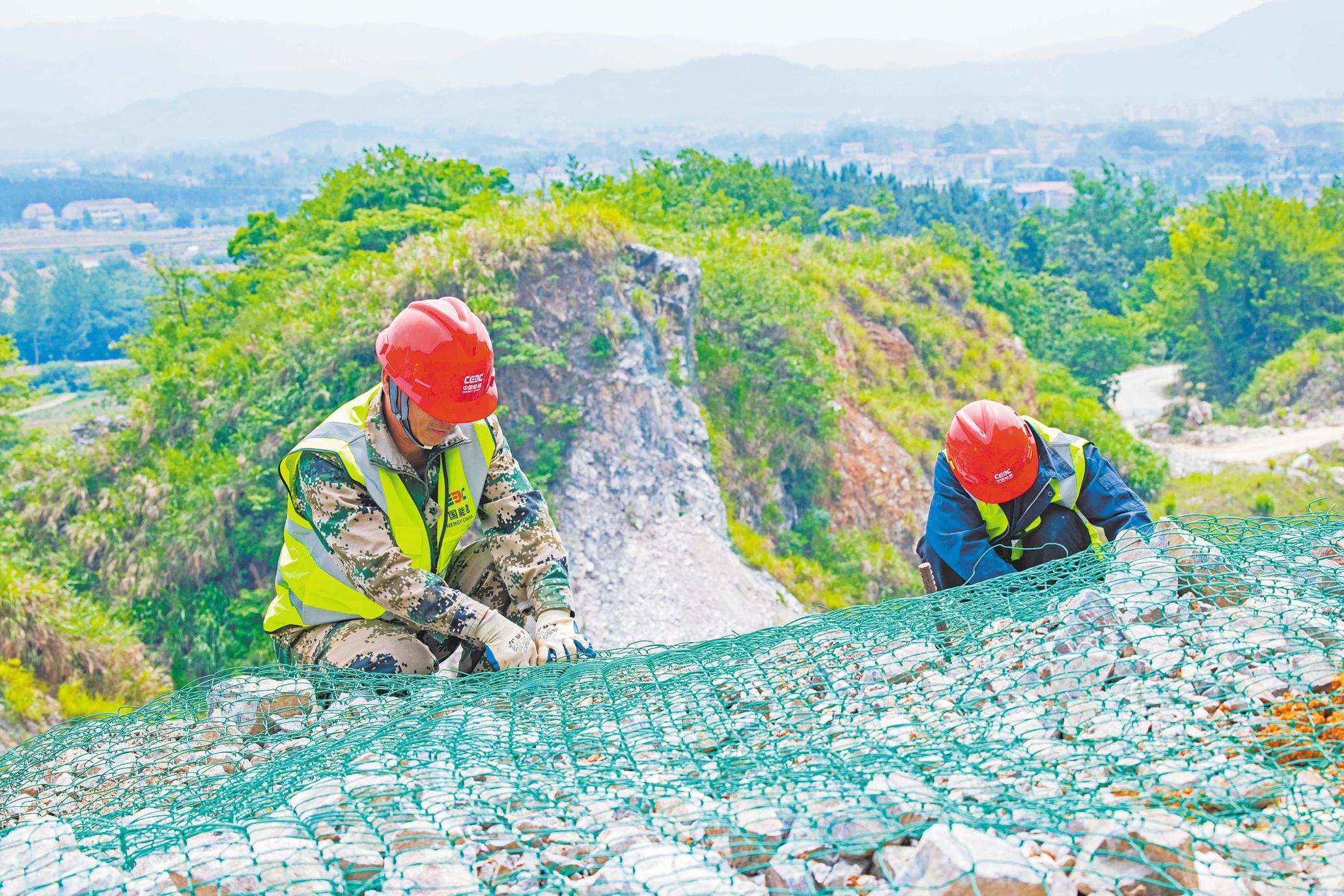 岩石上种出一片葱绿湖北沿江废弃矿山修复掠影