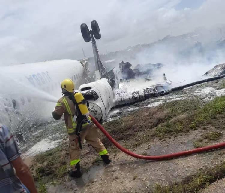 索馬里一架飛機發生墜機事故機上人員全部安全撤離