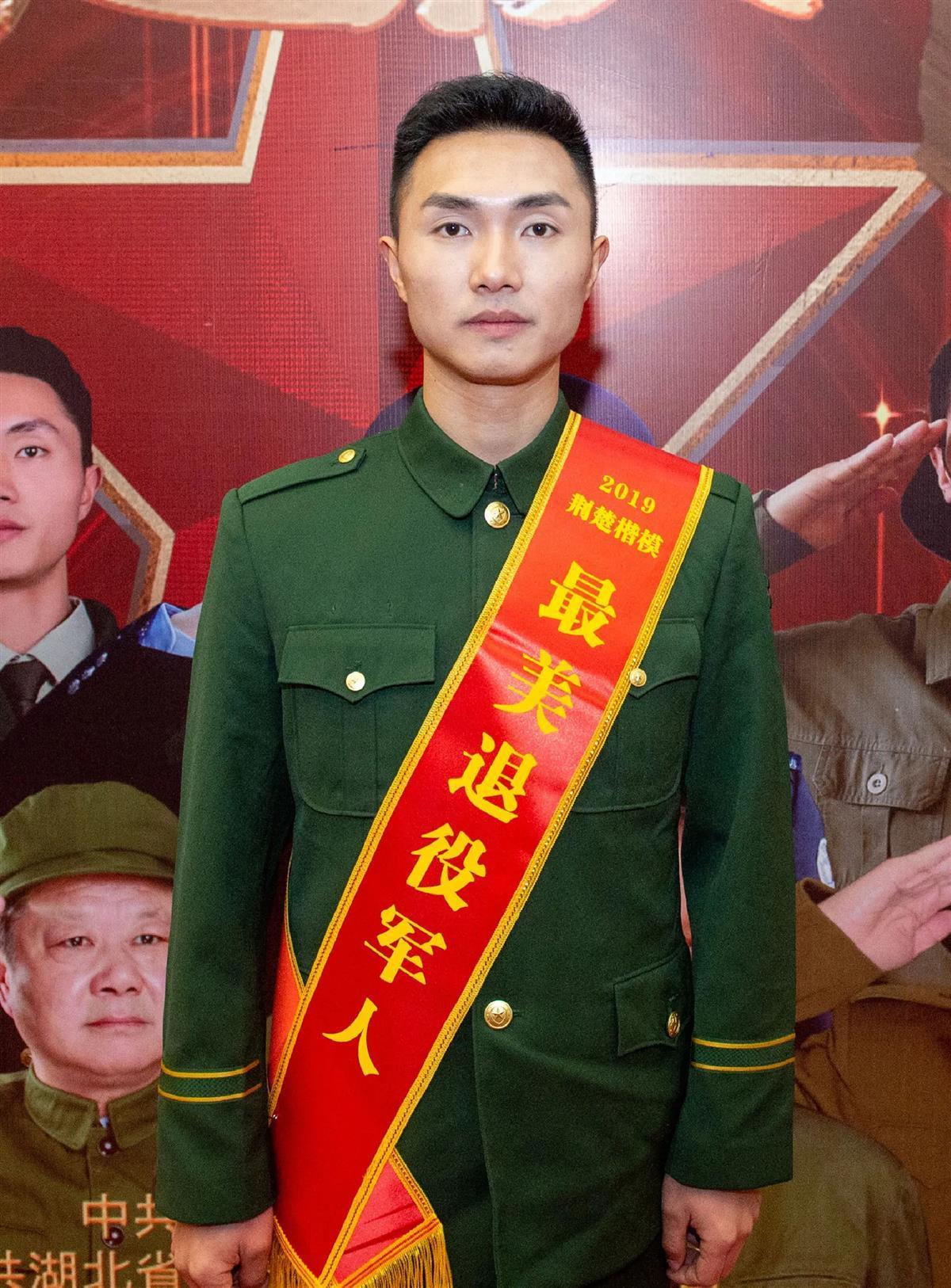 市阳新县退役军人尹文杰在第十四届全国见义勇为英雄模范表彰大会上